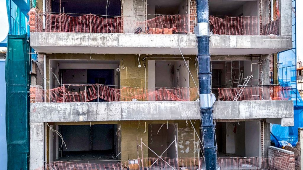 Εργατικό ατύχημα στην Πάτρα: Σε κρίσιμη κατάσταση ο οικοδόμος που έπεσε από κτήριο