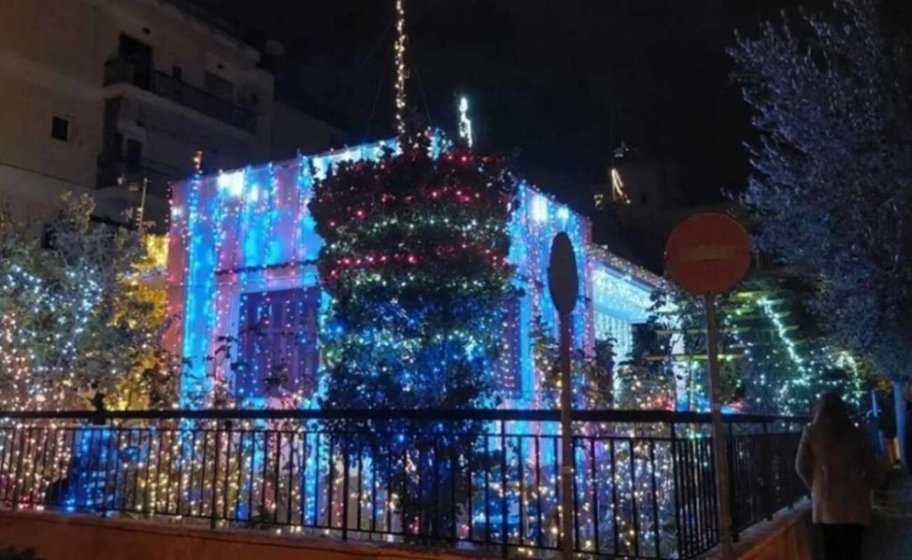 Εντυπωσιακός στολισμός σπιτιού στο Χαλάνδρι με 20.000 λαμπιόνια – Δείτε βίντεο