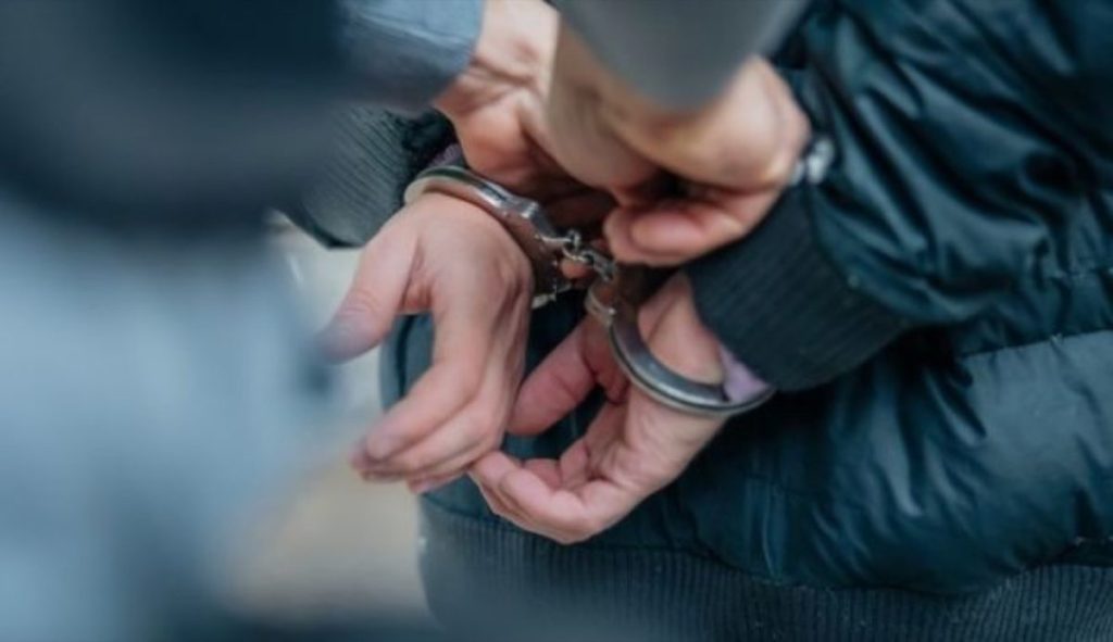 Θεσσαλονίκη: Για ένα ζευγάρι παπούτσια, ανήλικοι διέρρηξαν τέσσερις θυρίδες σε εταιρεία courier