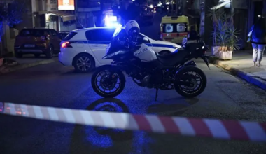 Καλύβια: Εντοπίστηκε ύποπτο αντικείμενο κάτω από ΙΧ Αλβανού – Είναι σε σακούλα και πιασμένο με πλαστικά δεματικά