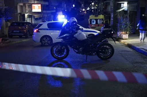 Καλύβια: Εντοπίστηκε ύποπτο αντικείμενο κάτω από ΙΧ Αλβανού – Είναι σε σακούλα και πιασμένο με πλαστικά δεματικά