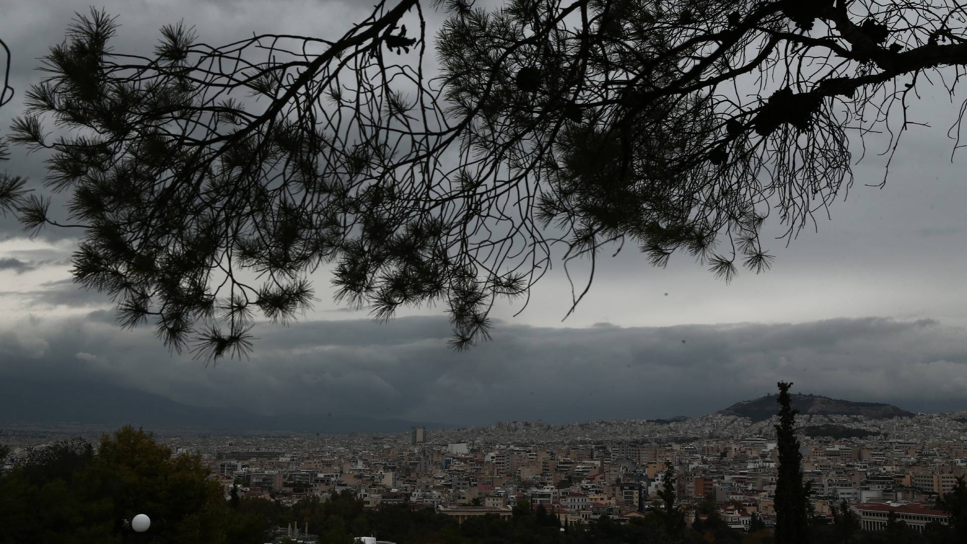 Καιρός: Mικρή άνοδος της θερμοκρασίας αύριο – Τοπικές νεφώσεις και βροχές