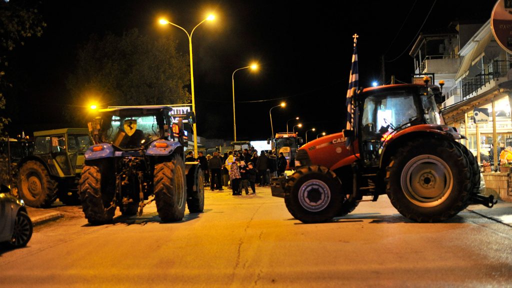 Νέο μπλόκο από τους αγρότες στη διασταύρωση του Σιδηροδρομικού Σταθμού Νάουσας