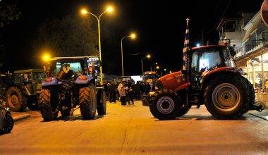 Νέο μπλόκο από τους αγρότες στη διασταύρωση του Σιδηροδρομικού Σταθμού Νάουσας