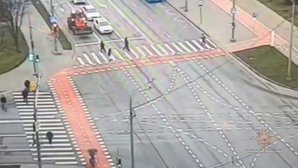 Βίντεο: Οδηγός φορτηγού στην Μόσχα παθαίνει ανακοπή καρδιάς και πεθαίνει – Σταμάτησε το όχημα αστυνομικός