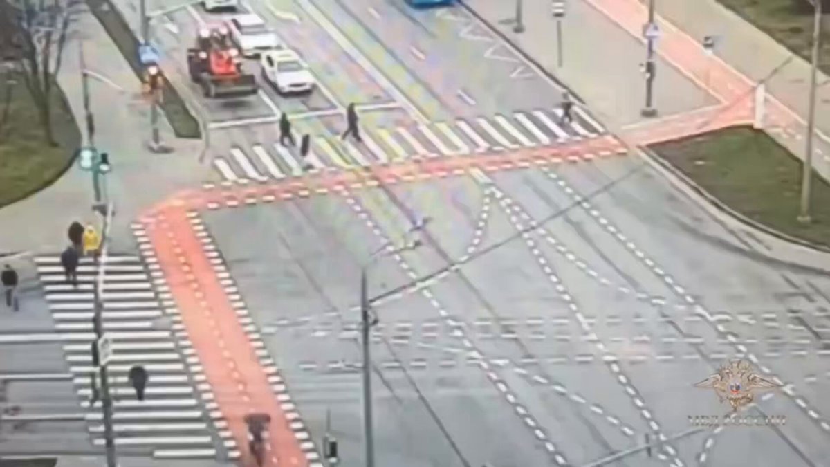 Βίντεο: Οδηγός φορτηγού στην Μόσχα παθαίνει ανακοπή καρδιάς και πεθαίνει – Σταμάτησε το όχημα αστυνομικός