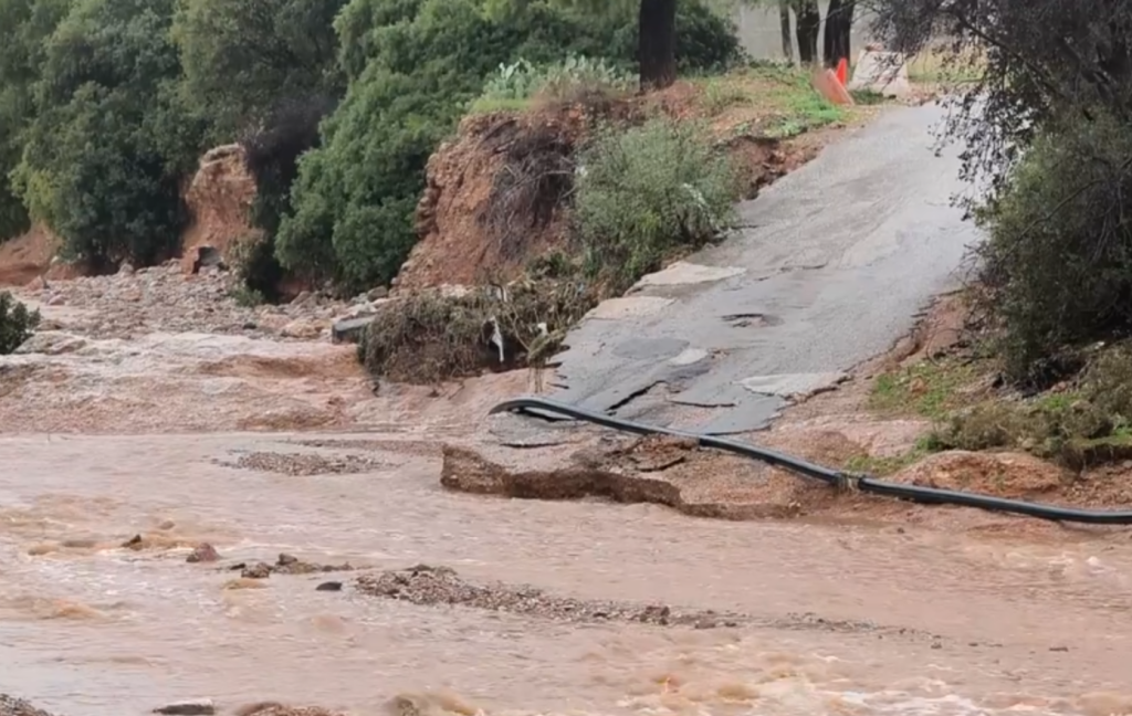 Κακοκαιρία Byron: Η επιχείρηση διάσωσης μητέρας και βρέφους 6 μηνών που είχαν εγκλωβιστεί στη Μάνδρα (φώτο)