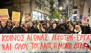 Aχαρνών: Συγκέντρωση αγροτών και κτηνοτρόφων έξω από το υπουργείο Αγροτικής Ανάπτυξης (βίντεο)