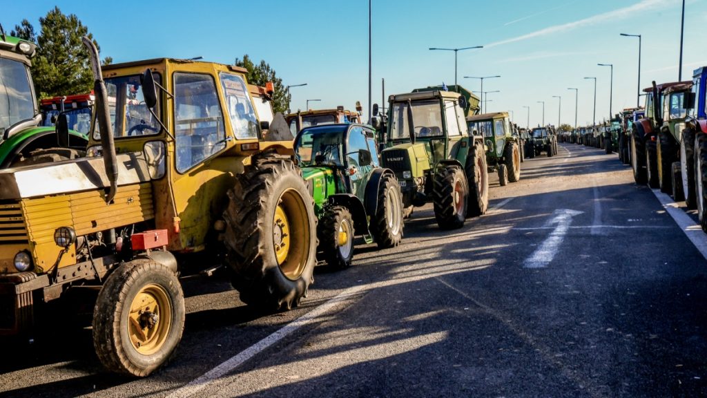 Αχαΐα: Αγρότες και κτηνοτρόφοι απέκλεισαν τον αυτοκινητόδρομο Πατρών – Πύργου