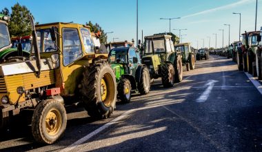 Αχαΐα: Αγρότες και κτηνοτρόφοι απέκλεισαν τον αυτοκινητόδρομο Πατρών – Πύργου