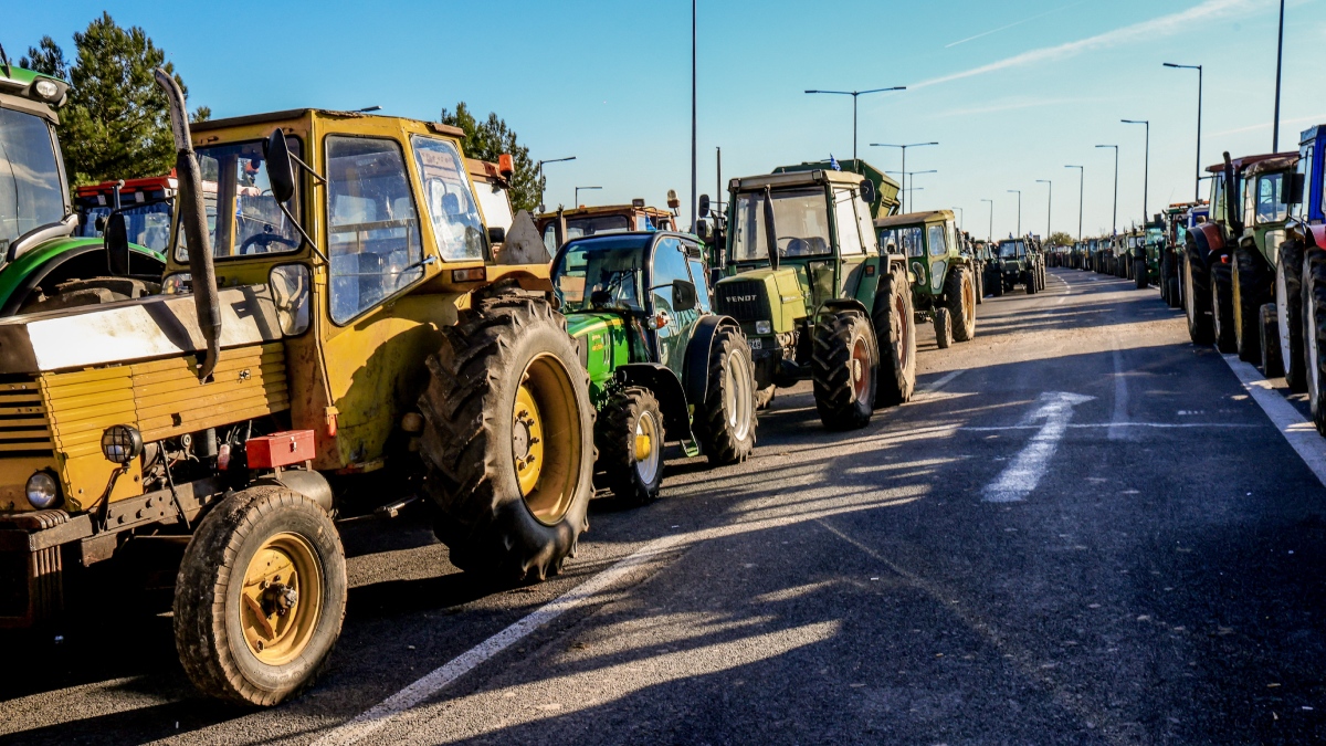 Αχαΐα: Αγρότες και κτηνοτρόφοι απέκλεισαν τον αυτοκινητόδρομο Πατρών – Πύργου