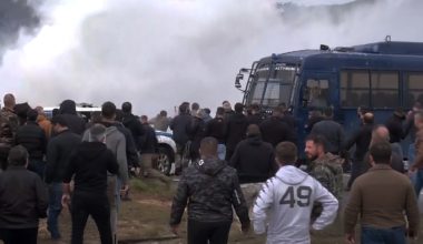 Κρήτη: Οι αγρότες μπήκαν στο αεροδρόμιο του Ηρακλείου παρά την βίαιη επίθεση της αστυνομίας