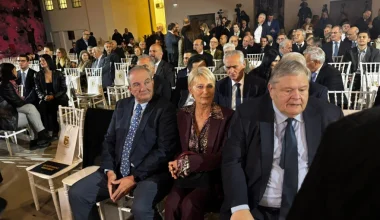 «Η Κρίση της Δημοκρατίας σήμερα»: Kεντρικοί ομιλητές ο Κ.Καραμανλής και ο Ε.Βενιζέλος – Ποιοι παρευρέθηκαν