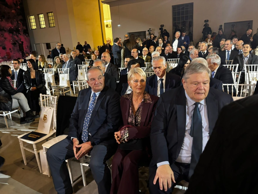 «Η Κρίση της Δημοκρατίας σήμερα»: Kεντρικοί ομιλητές ο Κ.Καραμανλής και ο Ε.Βενιζέλος – Ποιοι παρευρέθηκαν