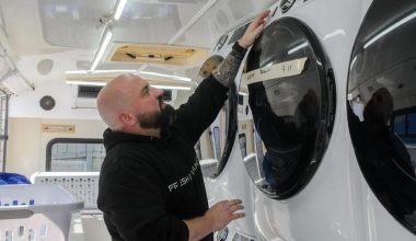 ΗΠΑ: Πρώην αστυνομικός δημιούργησε κινητό πλυντήριο για τα ρούχα των αστέγων – Πώς πήρε την απόφαση (βίντεο)