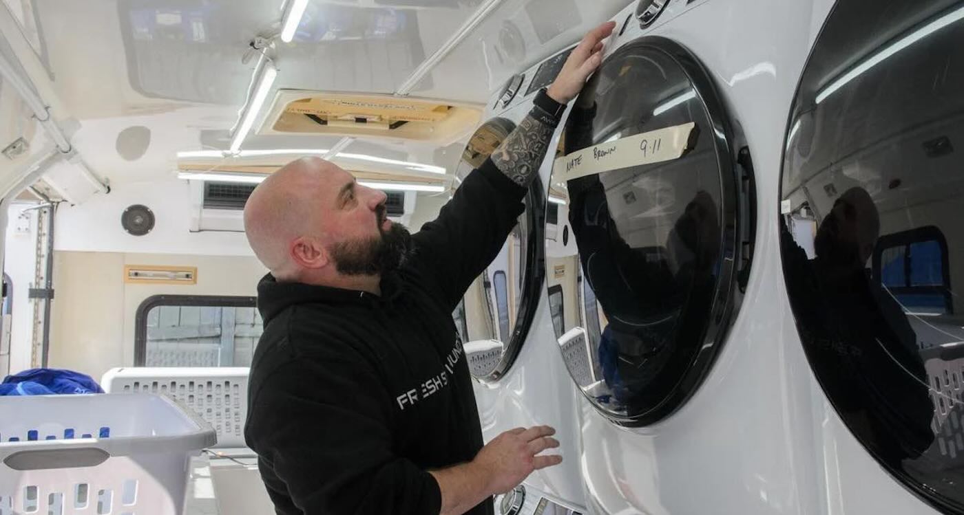 ΗΠΑ: Πρώην αστυνομικός δημιούργησε κινητό πλυντήριο για τα ρούχα των αστέγων – Πώς πήρε την απόφαση (βίντεο)