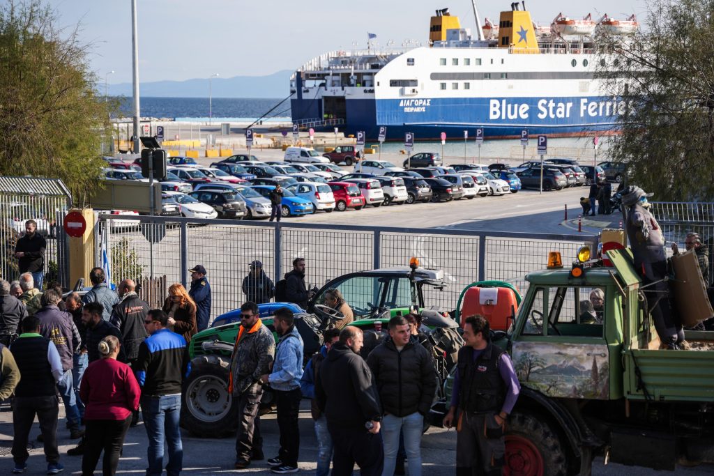 Λέσβος: Αγρότες εμπόδισαν τους επιβάτες να μπουν στο πλοίο «Διαγόρας» – Έφυγε άδειο από το λιμάνι
