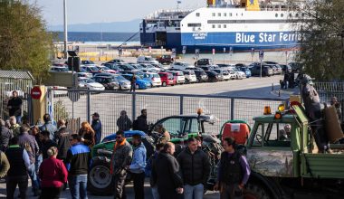 Λέσβος: Αγρότες εμπόδισαν τους επιβάτες να μπουν στο πλοίο «Διαγόρας» – Έφυγε άδειο από το λιμάνι