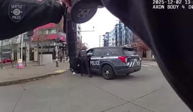 Βίντεο: Η στιγμή που αστυνομικοί στο Σιάτλ «γαζώνουν» στο άψε σβήσε ένοπλο άνδρα