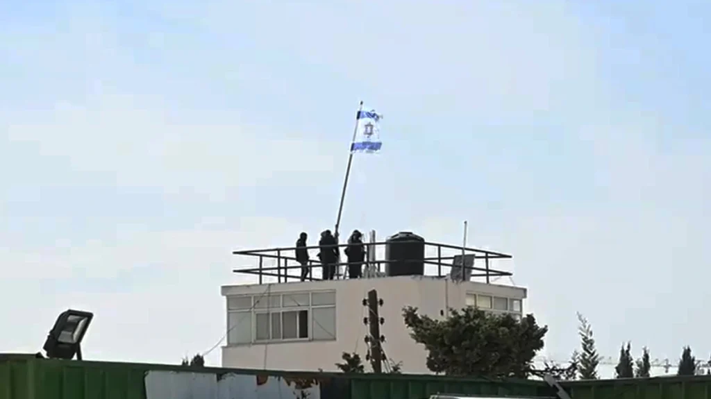 Ιερουσαλήμ: H αστυνομία εισέβαλε στα γραφεία της UNRWA – Ύψωσε την ισραηλινή σημαία