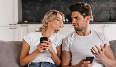 Τι είναι το «negging» στις σχέσεις: Πώς θα το καταλάβετε