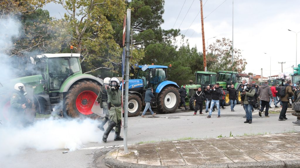 «Άναψαν» τα αίματα στην Καρδίτσα: Αγρότες επιχείρησαν να μπουν με τα τρακτέρ στο γραφείο του υπουργού Κ.Τσιάρα