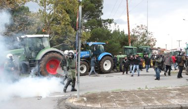 «Άναψαν» τα αίματα στην Καρδίτσα: Αγρότες επιχείρησαν να μπουν με τα τρακτέρ στο γραφείο του Κ.Τσιάρα