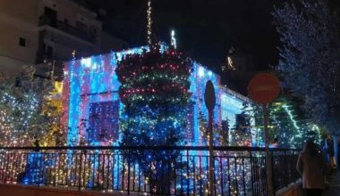 Εντυπωσιακός στολισμός σπιτιού στο Χαλάνδρι με 20.000 λαμπιόνια – Δείτε βίντεο