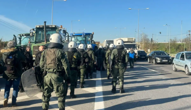 Κλιμακώνουν τις κινητοποιήσεις τους οι αγρότες: Έκλεισαν την πρόσβαση προς το αεροδρόμιο «Μακεδονία»