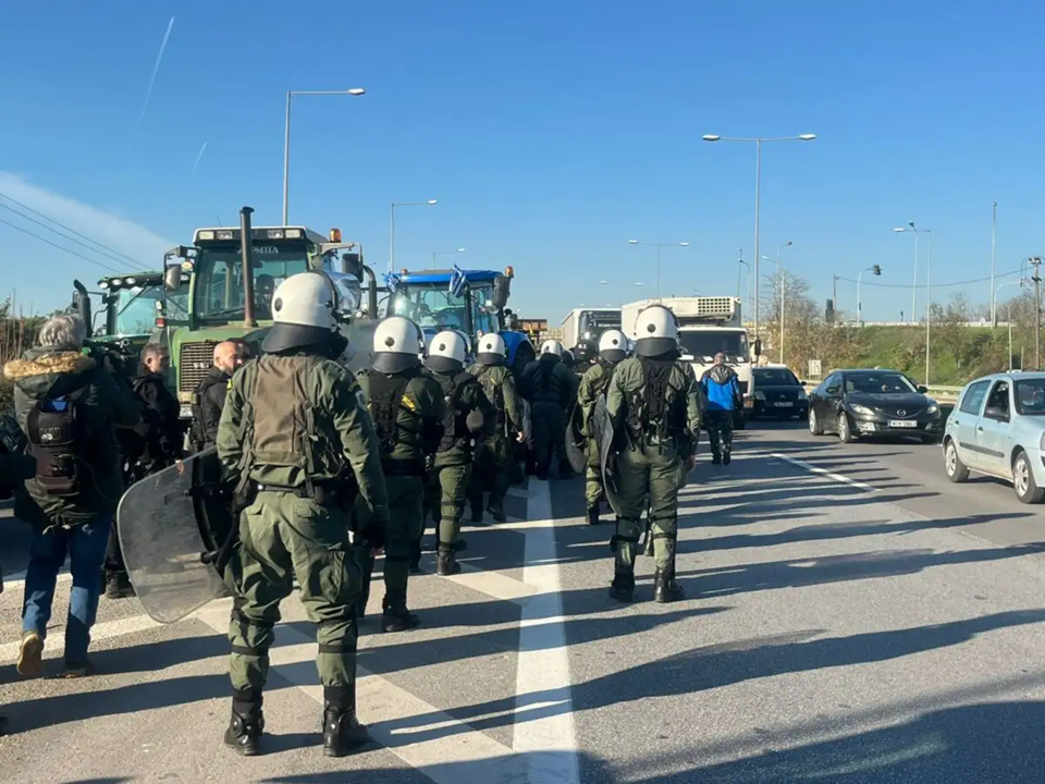 Κλιμακώνουν τις κινητοποιήσεις τους οι αγρότες: Έκλεισαν την πρόσβαση προς το αεροδρόμιο «Μακεδονία»