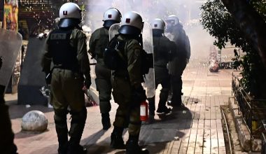 Επεισόδια στα Εξάρχεια: Επιτέθηκαν με βόμβες μολότοφ κατά διμοιρίας των ΜΑΤ