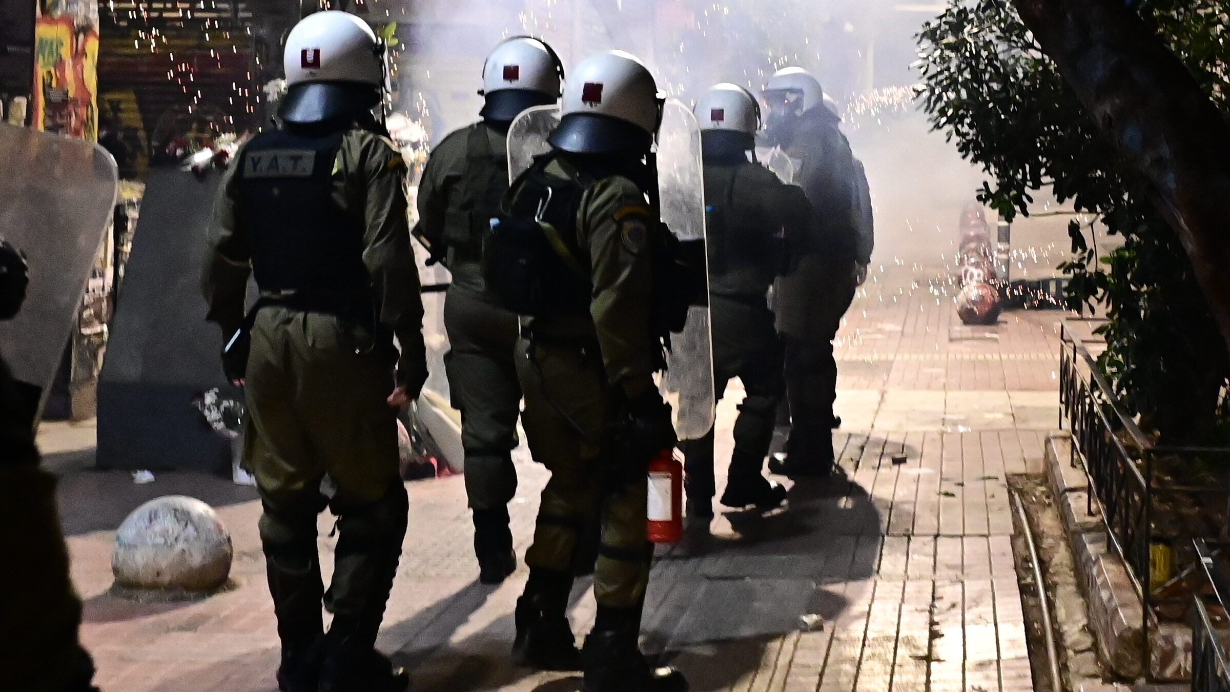 Επεισόδια στα Εξάρχεια: Επιτέθηκαν με βόμβες μολότοφ κατά διμοιρίας των ΜΑΤ