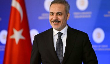 Χακάν Φιντάν στην τουρκική Βουλή: «Να μοιράσουμε “δίκαια” με την Ελλάδα το Αιγαίο»!