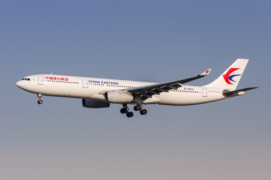 «Χάος» σε πτήση της China Eastern λόγω μαζικής τροφικής δηλητηρίασης: «Η ουρά για το μπάνιο ήταν ατελείωτη»