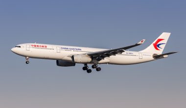 «Χάος» σε πτήση της China Eastern λόγω μαζικής τροφικής δηλητηρίασης: «Η ουρά για το μπάνιο ήταν ατελείωτη»