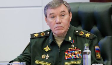 Β.Γκερασίμοφ: «Οι ρωσικές δυνάμεις επιχειρούν σε όλα σχεδόν τα μέτωπα της ειδικής στρατιωτικής επιχείρησης»