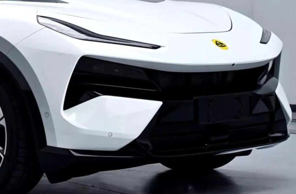 Αυτή είναι η Lotus Eletre που γεμίζει στο βενζινάδικο