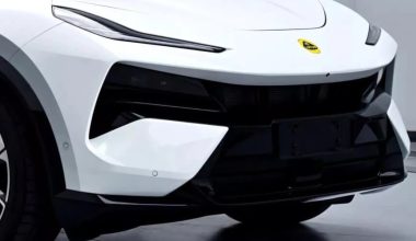 Αυτή είναι η Lotus Eletre που γεμίζει στο βενζινάδικο