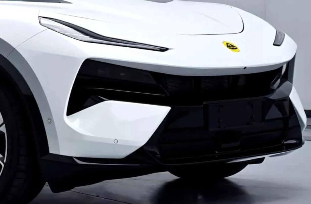 Αυτή είναι η Lotus Eletre που γεμίζει στο βενζινάδικο