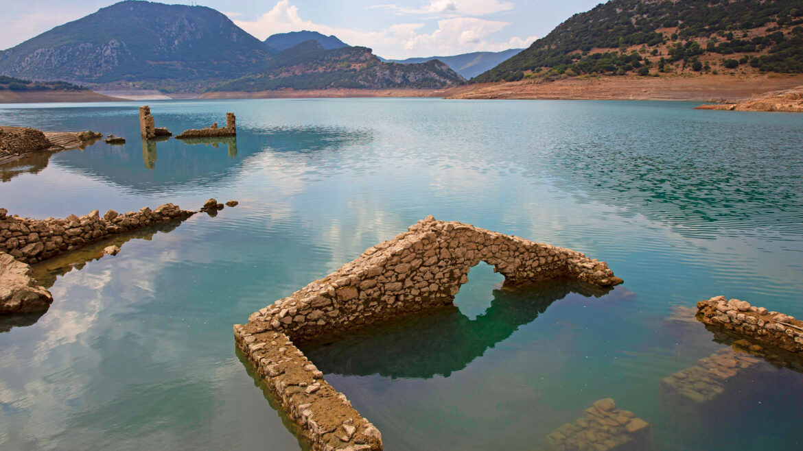 «Πνίγηκε» η Αθήνα αλλά μόλις… 49 χιλιοστά βροχής έπεσαν στον Μόρνο – Πώς δημιουργείται «κλίμα» γύρω από το νερό