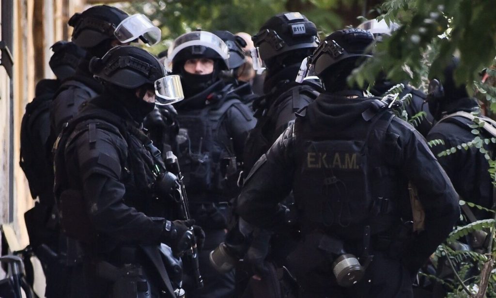 Καλύβια: Εντοπίστηκαν καλάσνικοφ, πιστόλια και μπιτόνια με βενζίνη μέσα σε κλεμμένο αυτοκίνητο! – Μία σύλληψη