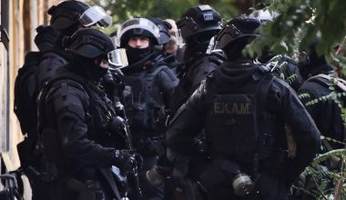 Καλύβια: Εντοπίστηκαν καλάσνικοφ, πιστόλια και μπιτόνια με βενζίνη μέσα σε κλεμμένο αυτοκίνητο! – Μία σύλληψη