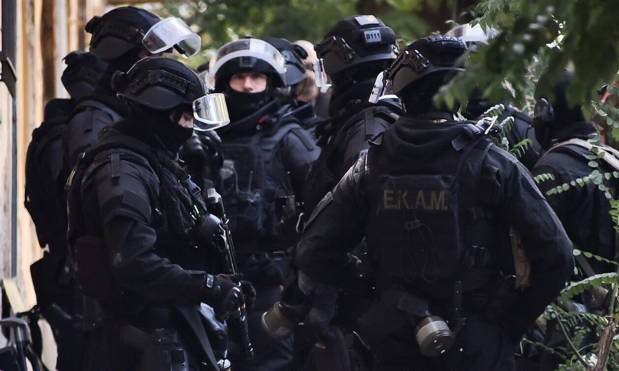 Καλύβια: Εντοπίστηκαν καλάσνικοφ, πιστόλια και μπιτόνια με βενζίνη μέσα σε κλεμμένο αυτοκίνητο! – Μία σύλληψη