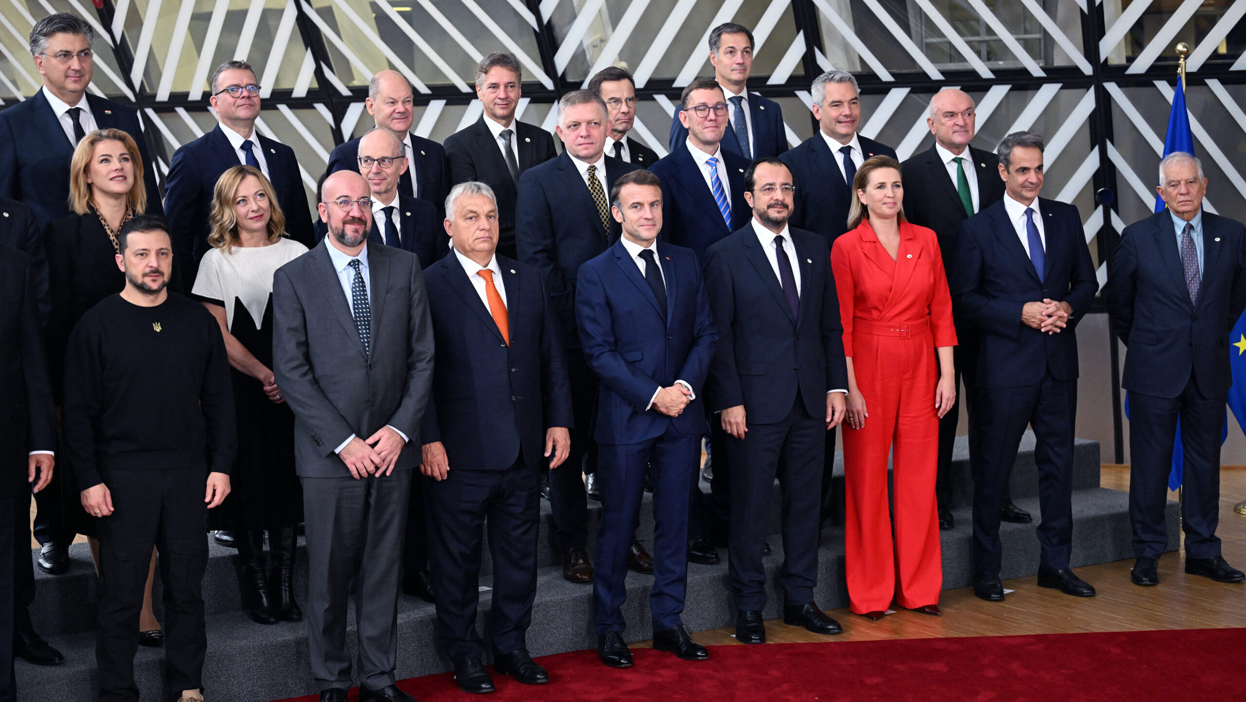 Ν.Τραμπ: «Μερικοί από τους Ευρωπαίους ηγέτες είναι πραγματικά ηλίθιοι – Η Ευρώπη αποσυντίθεται»