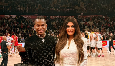 Ο στιλίστας της Αμερικανίδας πρέσβεως Κ.Γκίλφοϊλ θέλει να μάθει ελληνικά για να βρει άντρα στην Ελλάδα!