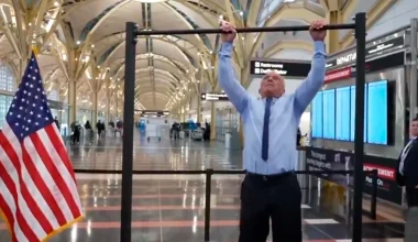 Βίντεο: Η στιγμή που ο 71χρονος υπουργός Υγείας των ΗΠΑ εκτελεί 20 έλξεις σε μπάρα ασφαλείας σε αεροδρόμιο!