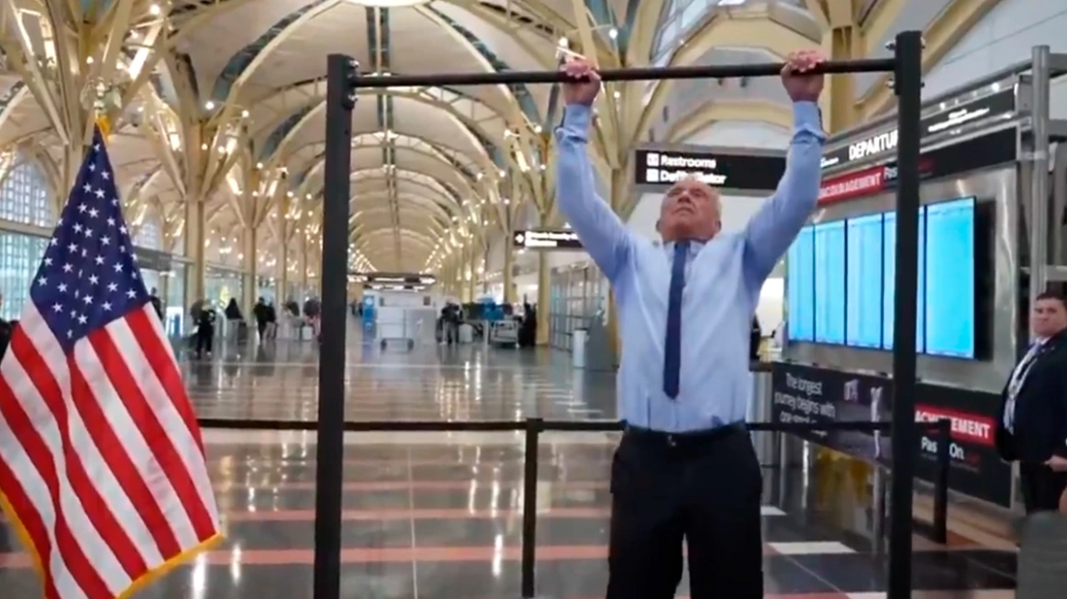 Βίντεο: Η στιγμή που ο 71χρονος υπουργός Υγείας των ΗΠΑ εκτελεί 20 έλξεις σε μπάρα ασφαλείας σε αεροδρόμιο!
