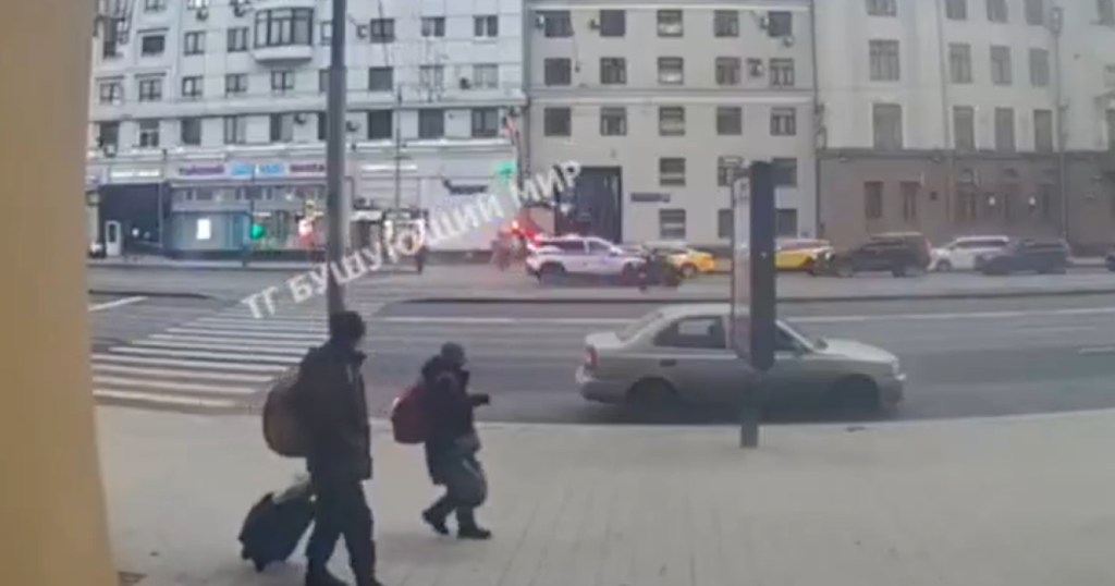 Θανατηφόρο τροχαίο στη Μόσχα: Η στιγμή που περιπολικό σήκωσε στον αέρα αναβάτη δίκυκλου οχήματος – Δείτε βίντεο