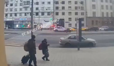 Θανατηφόρο τροχαίο στη Μόσχα: Η στιγμή που περιπολικό σήκωσε στον αέρα αναβάτη δίκυκλου οχήματος – Δείτε βίντεο