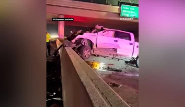 Σκηνή βγαλμένη από τον κινηματογράφο: Αγροτικό «γκρεμίζεται» από αυτοκινητόδρομο και πέφτει σε άλλο όχημα (βίντεο)